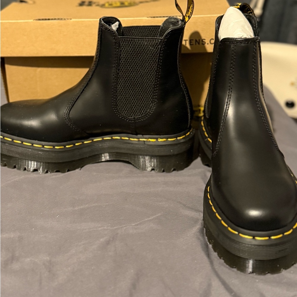 Dr. Martens 2976 Smooth Leather Platform Chelsea Boots: US Women’s 7 + Box - Picture 3 of 10